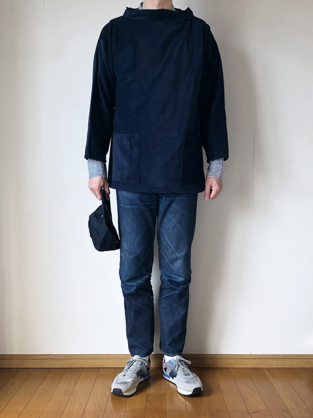 ブルー系のシャツ/ブラウス、ブルー系のシャツ/ブラウス、グレー系のスニーカーを着用したメンズの秋コーディネートの1枚目の写真