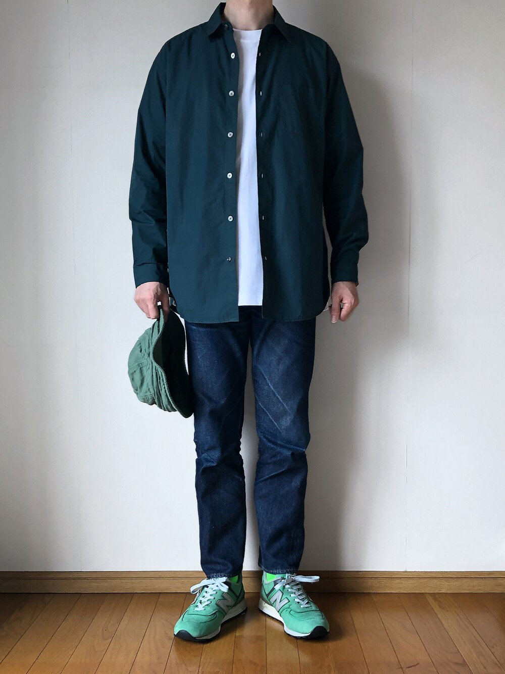 グリーン系のシャツ/ブラウス、ホワイト系のTシャツ/カットソー、グリーン系のスニーカーを着用したメンズの秋コーディネートの1枚目の写真