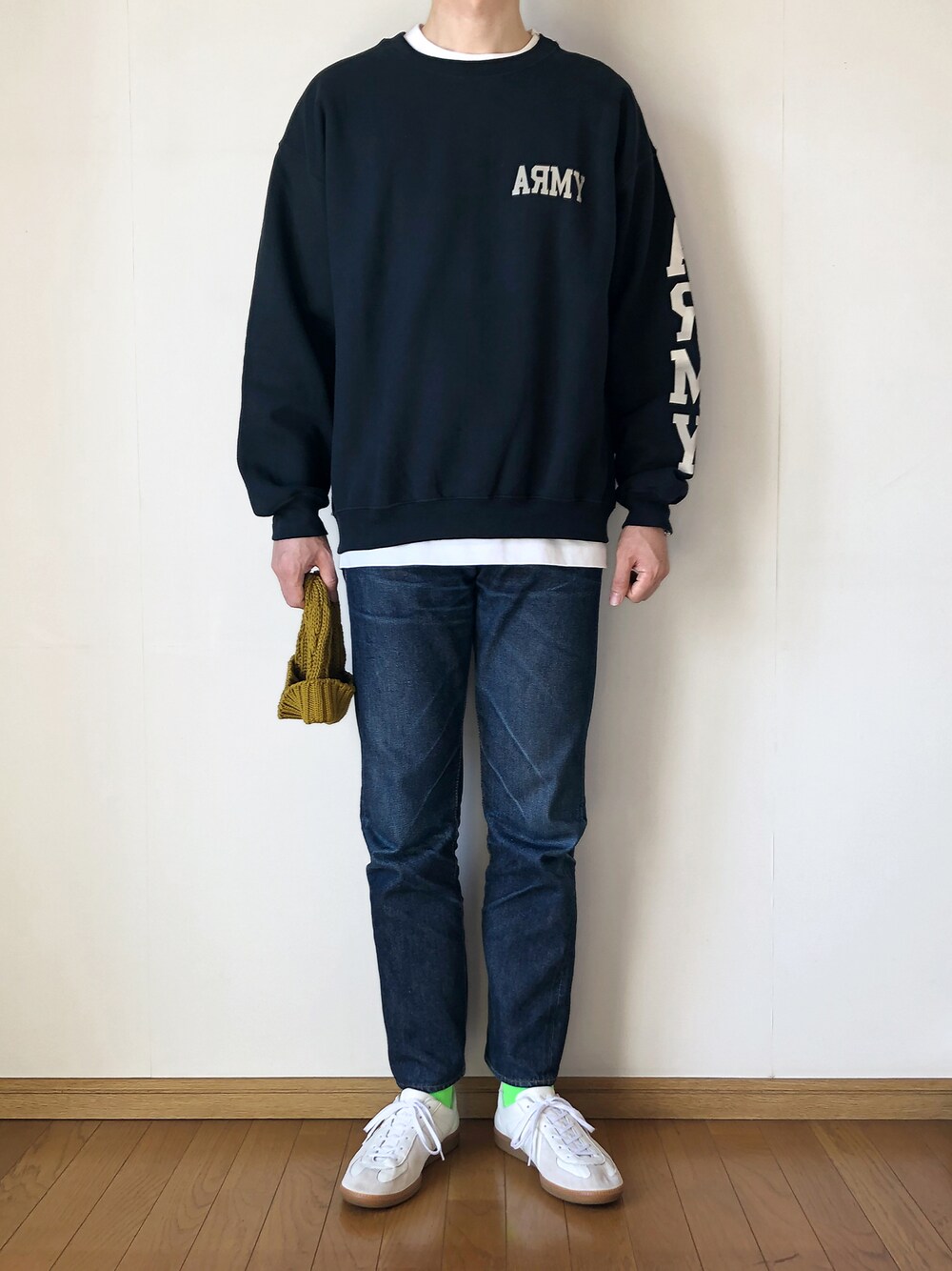 「スウェット、ミリタリー、レイヤードスタイル、白スニーカー、アーミー、蛍光カラー、ネオンカラー、白Tシャツ、リフレクター、USARMY、ジャーマントレーナー、GERMAN TRAINER、蛍光グリーン」｜「FREAK'S STOREのWEB限定 GILDAN/ギルダン スーパービッグ ARMY/アーミー リフレクター クルーネックスウェット（スウェット、ブラック系）」を使った、となりさん（メンズ・179cm）の秋コーディネートの1枚目の写真