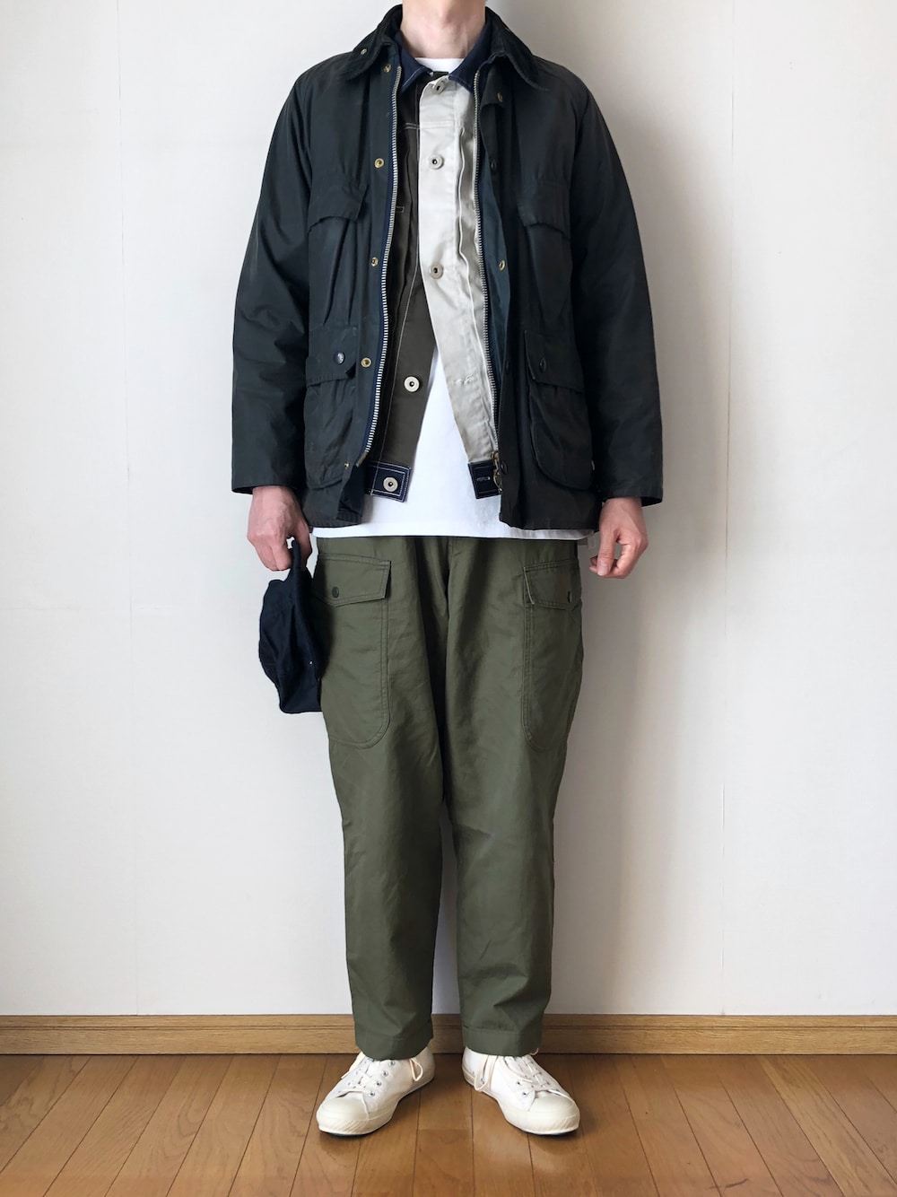 「オイルドジャケット、ビデイル、BEDALE、ジージャン、白Tシャツ、レイヤードスタイル、キャップ、カーゴパンツ、白スニーカー、ローテクスニーカー、シューズライクポタリー」｜「BarbourのBEDALE 80's（その他アウター、ブルー系）」を使った、となりさん（メンズ・179cm）の冬コーディネートの1枚目の写真