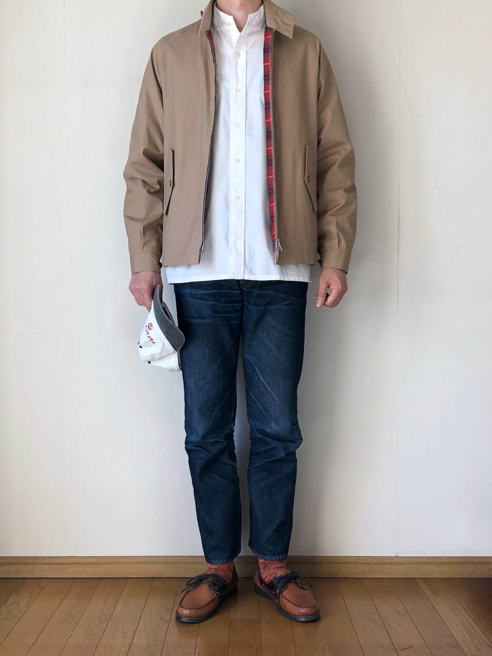 「チェック、白シャツ、キャップ、デッキシューズ、スタンドカラー、ロゴキャップ、バラクータ、スタンドカラーシャツ、ハリントンジャケット、BARTH、メランジソックス」｜「BARACUTAのBARACUTA / バラクータ：G4 ORIGINAL：BRCPS0002[MUS]（ブルゾン、ベージュ系）」を使った、となりさん（メンズ・179cm）の秋コーディネートの1枚目の写真