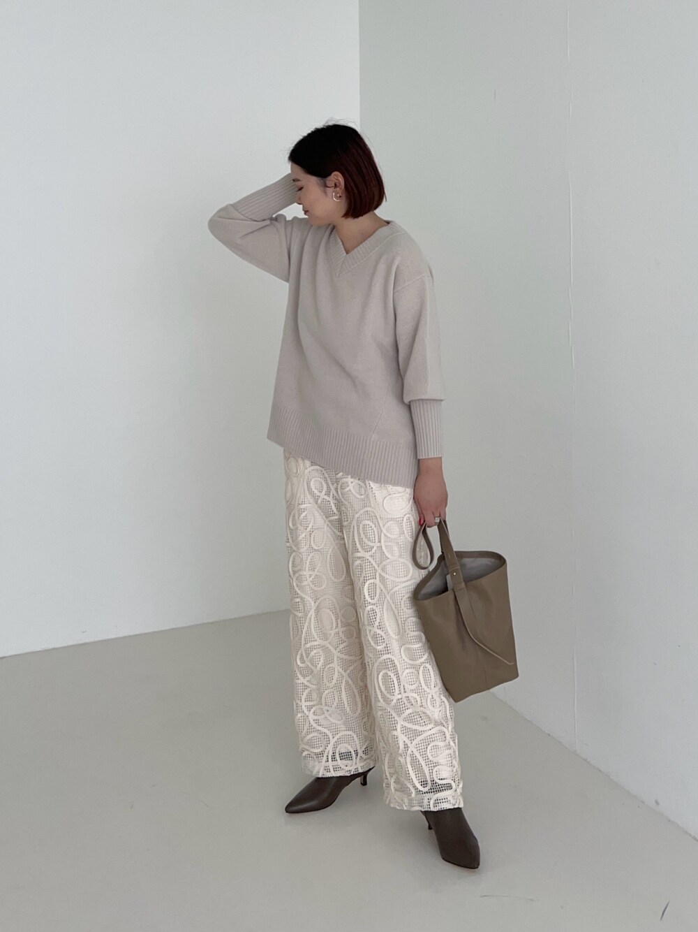 ベージュ系のニット/セーターを着用したレディースの秋コーディネートの1枚目の写真