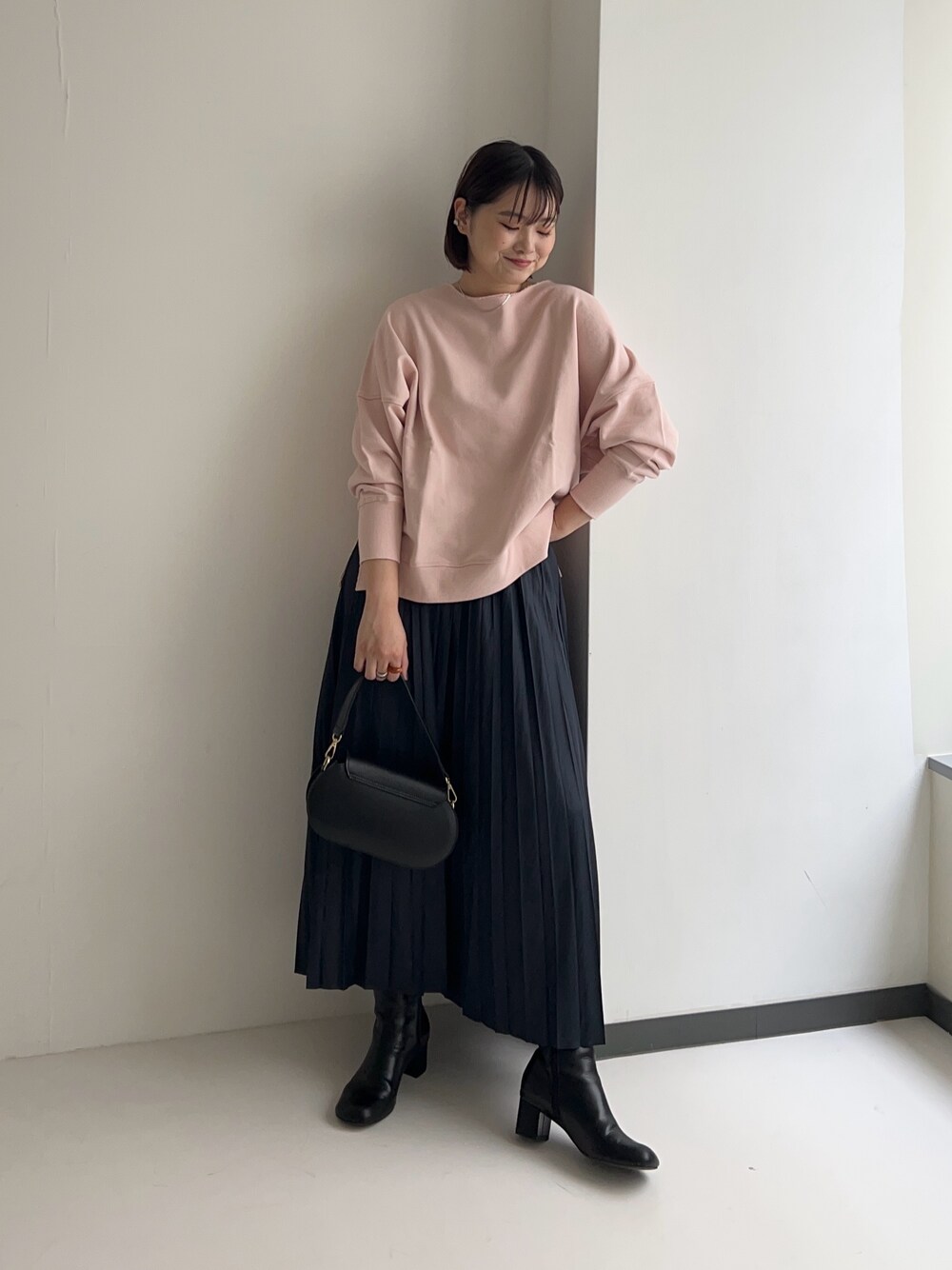 ブルー系のスカート、ピンク系のTシャツ/カットソーを着用したレディースの秋コーディネートの1枚目の写真