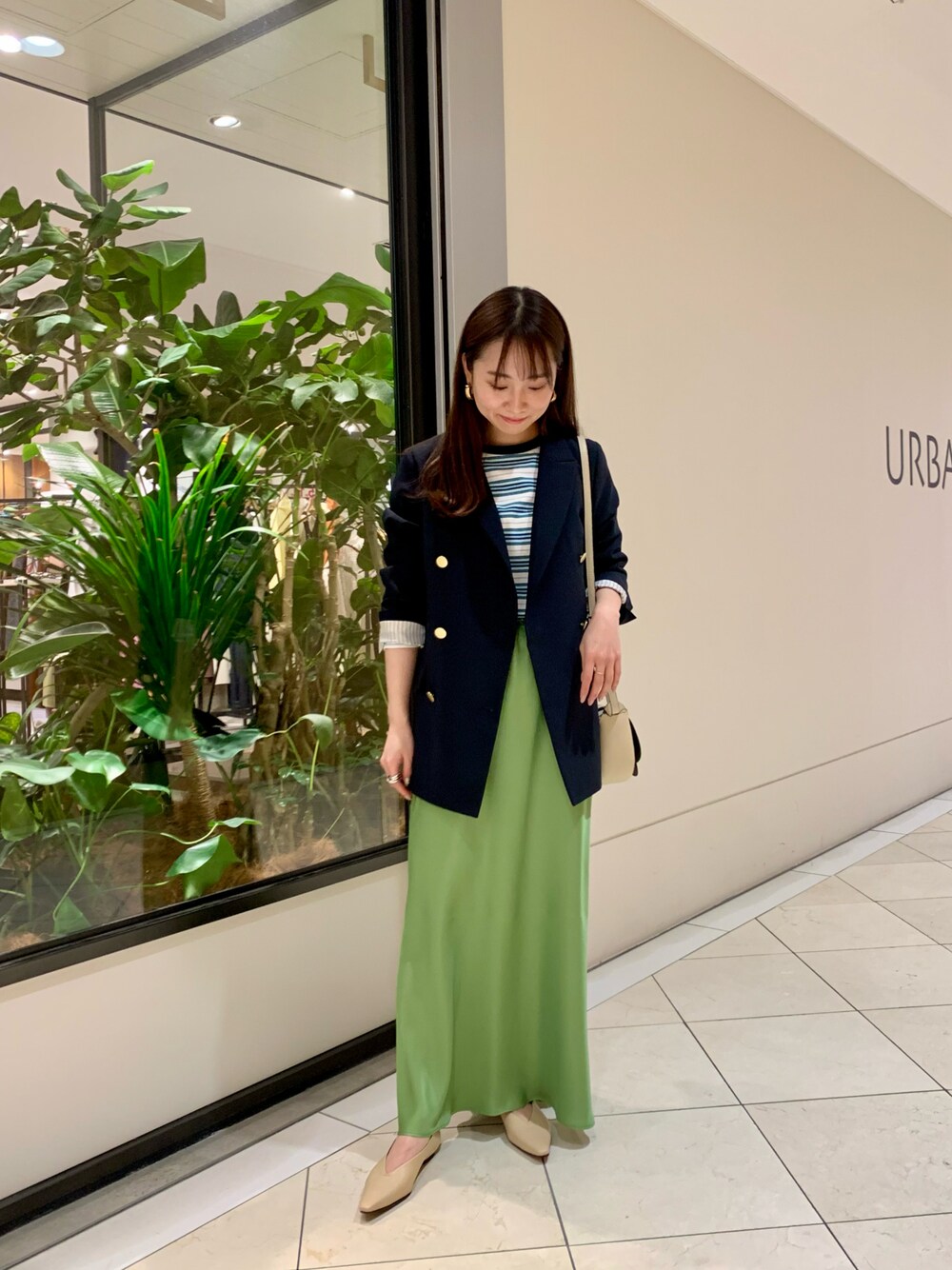 「春服、大人かわいい、キレイめ、低身長コーデ、スカートスタイル、差し色、ストライプ、紺ブレ、ジャケット、ボーダー、Aラインスカート、スカート、グリーン、カラースカート」｜「URBAN RESEARCHのダブルブレストブレザージャケット（その他アウター、ブルー系）」を使った、さかもとさん（レディース・154cm）の冬コーディネートの1枚目の写真