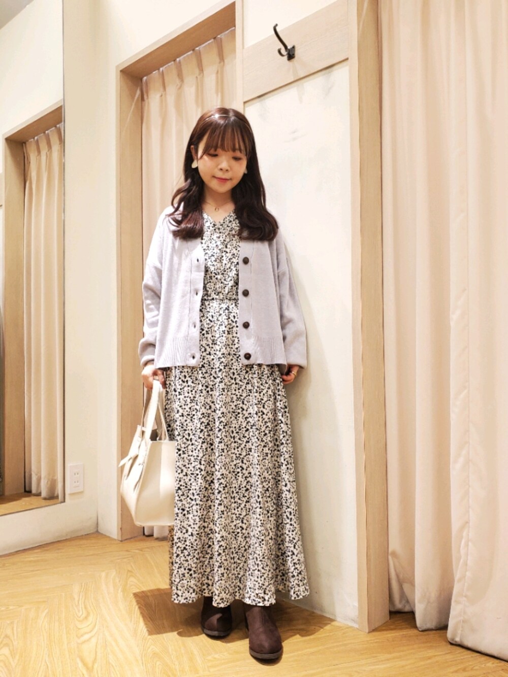 「カーディガン、ワンピース、秋のコーデ、ガーリー、お出かけコーデ、カチューシャ、フェミニン、花柄ワンピース、秋服、低身長、低身長コーデ、大人かわいい、大人フェミニン、Te chichi TERRASSE、テチチテラス」｜「Te chichi TERRASSEの総針Vネックカーディガン（カーディガン/ボレロ、グレー系）」を使った、𝚝𝚊𝚖𝚊𝚖𝚒さん（レディース・148cm）の秋コーディネートの1枚目の写真