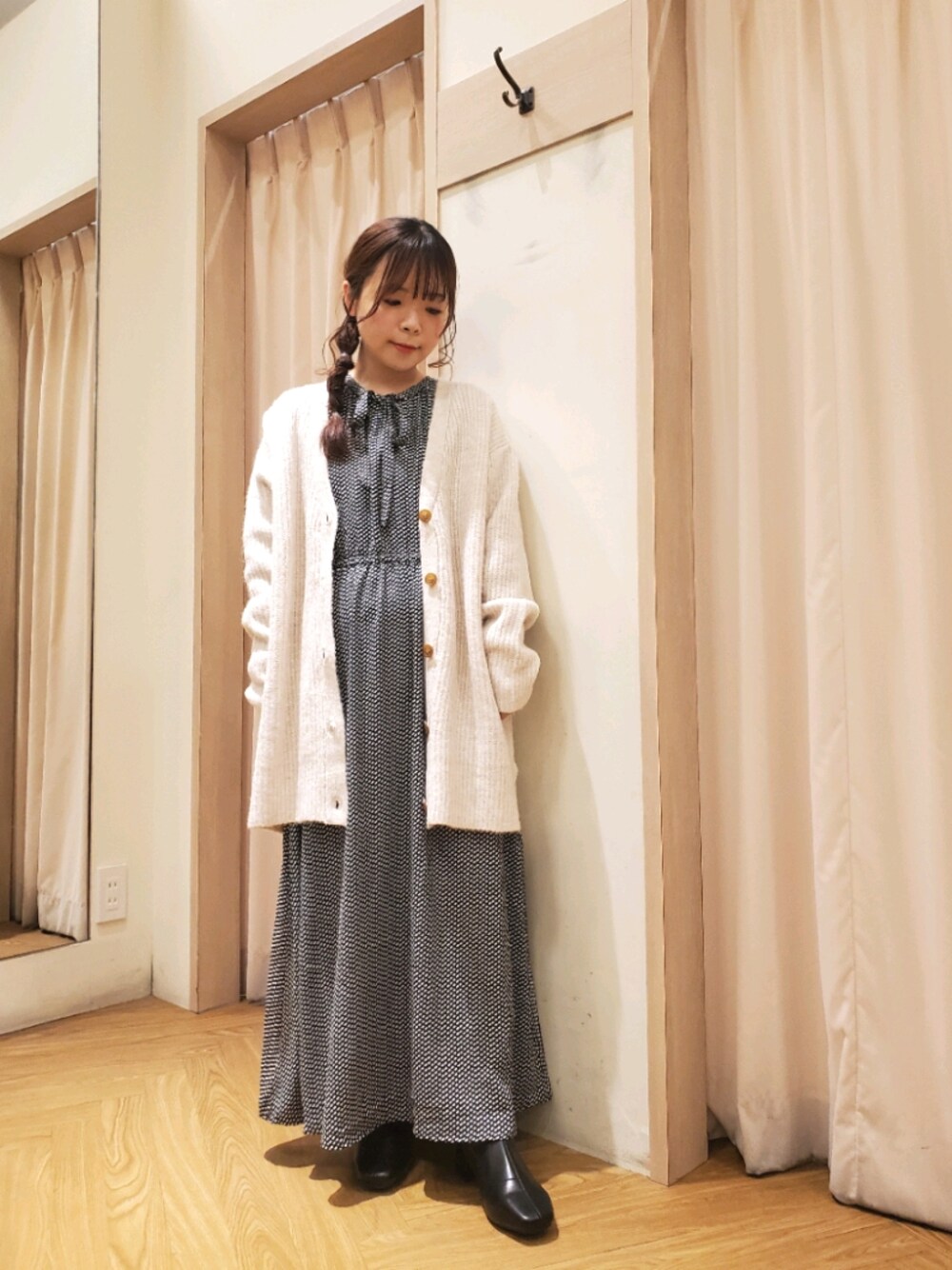 「シンプルコーデ、ゆるコーデ、ワンピース、幾何学柄、カーディガン、ガーリー、大人コーデ、大人ガーリー、フェミニン、低身長コーデ、低身長、テチチテラス、Te chichi TERRASSE、冬コーデ、シンプル」｜「Te chichi TERRASSEのジオメトリック柄ボウタイワンピース（ワンピース、ブルー系）」を使った、𝚝𝚊𝚖𝚊𝚖𝚒さん（レディース・148cm）の冬コーディネートの1枚目の写真