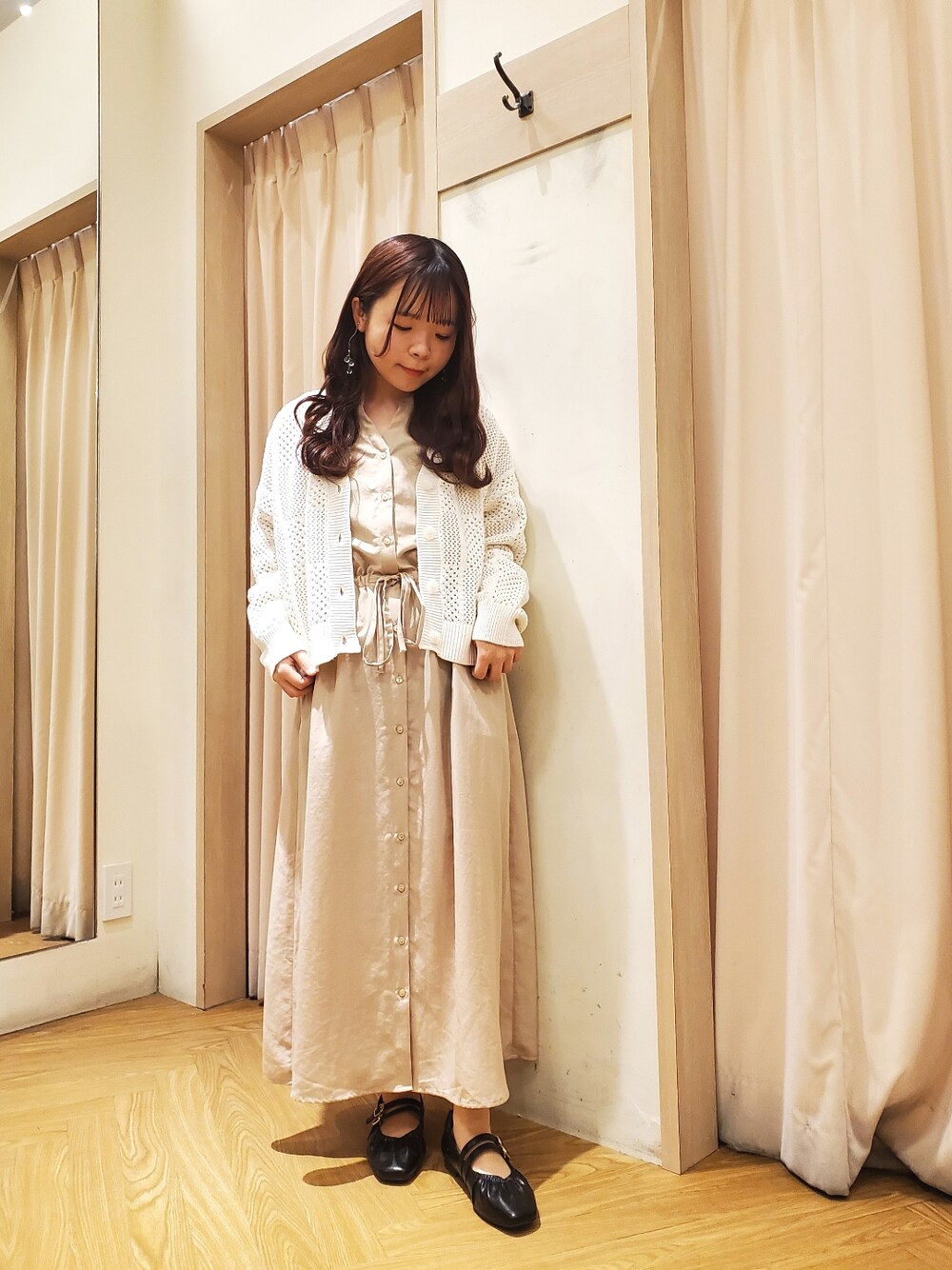 「大人女子、シンプルコーデ、ワンピース、シンプル、メッシュ、カーディガン、ガーリー、フェミニン、大人コーデ、大人ガーリー、テチチテラス、Te chichi TERRASSE、キレイめ、低身長、低身長コーデ」｜「Te chichi TERRASSEのギャザーダブルストラップパンプス（パンプス、ブラック系）」を使った、𝚝𝚊𝚖𝚊𝚖𝚒さん（レディース・148cm）の春コーディネートの1枚目の写真