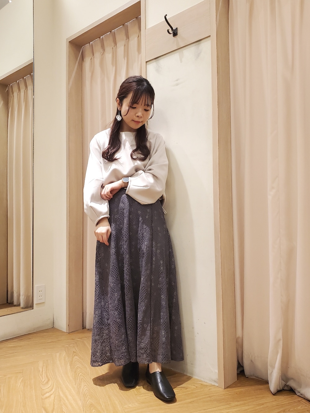 「春カラー、春コーデ、大人かわいい、スウェット、ベージュ、キレイめ、レース、スカート、フェミニン、ガーリー、テチチテラス、Te chichi TERRASSE、シンプル、低身長、低身長コーデ」｜「Te chichi TERRASSEのレースフレアスカート（スカート、グレー系）」を使った、𝚝𝚊𝚖𝚊𝚖𝚒さん（レディース・148cm）の春コーディネートの1枚目の写真