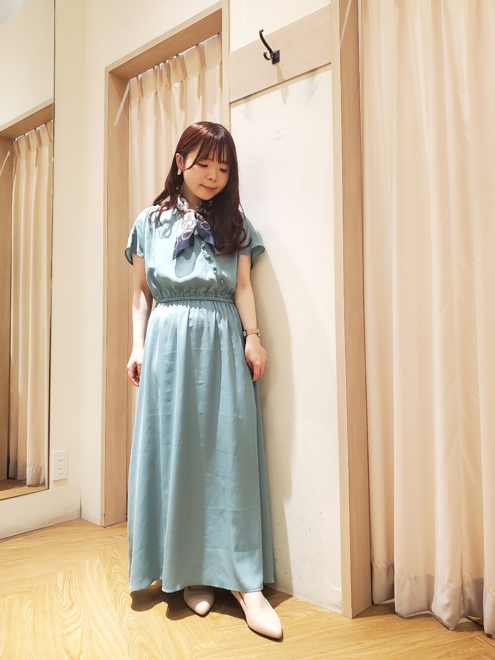 「休日スタイル、春服、春夏コーデ、サテン、ワンピース、シンプル、キレイめ、低身長、低身長コーデ、大人コーデ、フェミニン、ガーリー、ワントーンコーデ、シンプルコーデ、大人ガーリー」｜「Te chichi TERRASSEのシアーマリン柄スカーフ（バンダナ/スカーフ、ブルー系）」を使った、𝚝𝚊𝚖𝚊𝚖𝚒さん（レディース・148cm）の春コーディネートの1枚目の写真