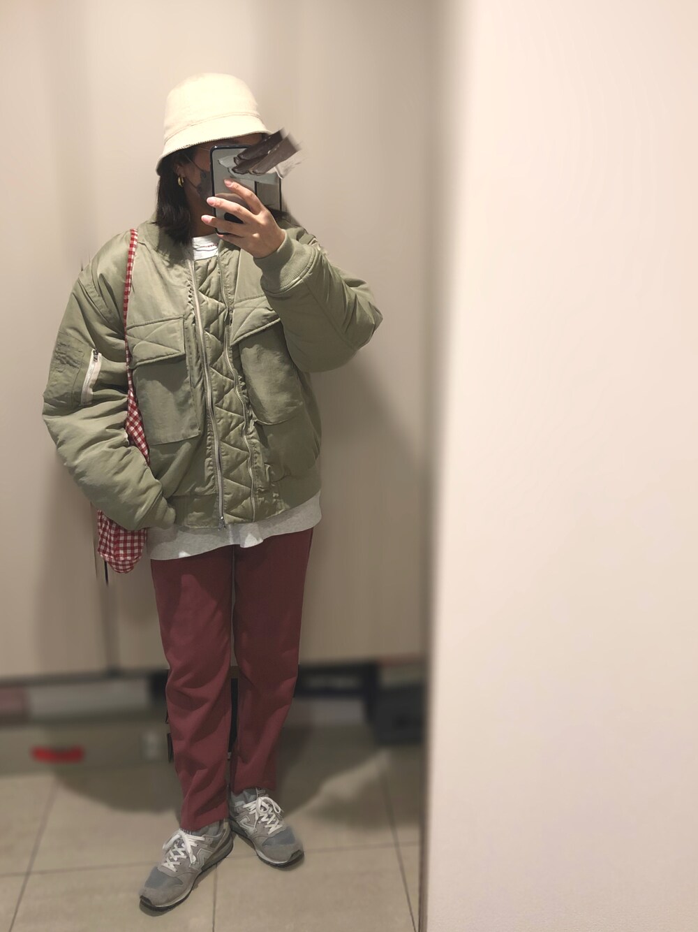 「大人カジュアル、おしゃれさんと繋がりたい、ママコーデ、スニーカーコーデ、MA-1、カラーパンツ、ニューバランス、バケットハット」｜「NEW BALANCEのCM996（スニーカー、グレー系）」を使った、aaasukaaa21さん（レディース・160cm）の春コーディネートの1枚目の写真