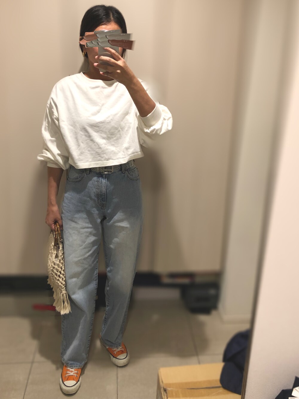 「ママコーデ、大人カジュアル、デニム、スウェット、ショート丈トップス、シンプルコーデ」｜「MOUSSYのMACRAME FRINGE バッグ（ハンドバッグ、ベージュ系）」を使った、aaasukaaa21さん（レディース・160cm）の夏コーディネートの1枚目の写真