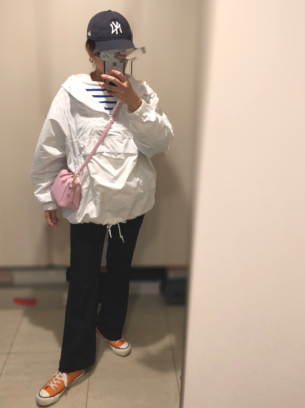 「大人カジュアル、ママコーデ、プチプラ、アノラックパーカー、スラックス、フレアパンツ、キャップ、コンバース、はるコーデ、ホワイト、ボーダートップス」｜「NEW ERAの【NEW ERA】ニューエラ キャップ 9TWENTY MLB NY YANKEES BIG LOGO CAP ニューヨークヤンキース（キャップ、ブルー系）」を使った、aaasukaaa21さん（レディース・160cm）の春コーディネートの1枚目の写真