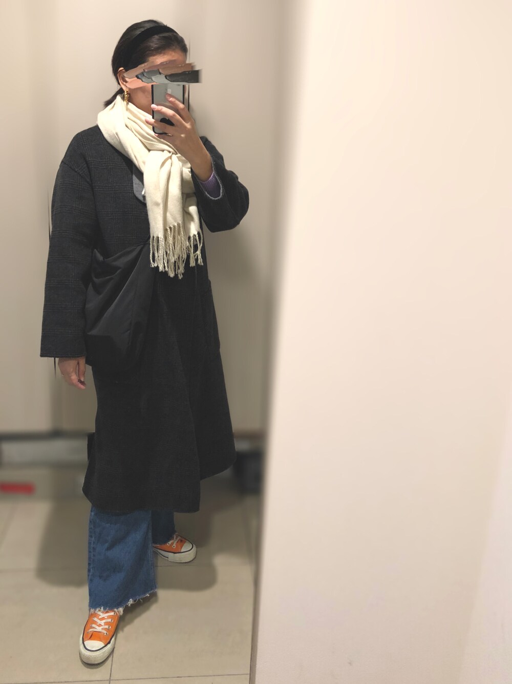 「大人カジュアル、ママコーデ、マフラーぐるぐる、ロングコート、コンバース、デニム、おしゃれさんと繋がりたい」｜「UNE MANSIONのデイリーギャザークロスバック（ショルダーバッグ、ブラック系）」を使った、aaasukaaa21さん（レディース・160cm）の冬コーディネートの1枚目の写真
