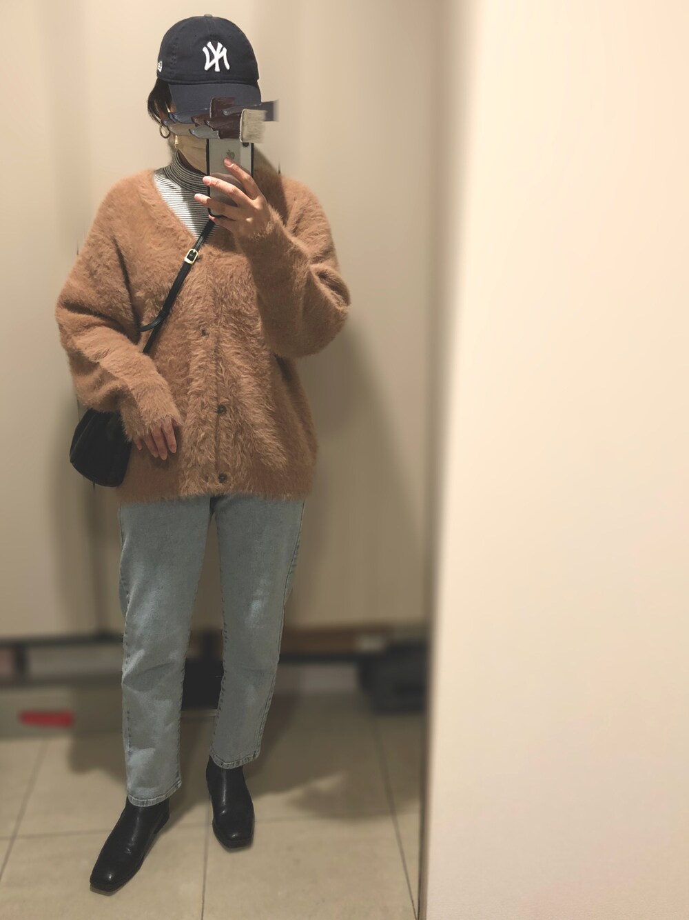 「ママコーデ、オトナカジュアル、デニム、カーディガン、キャップ、プチプラ」｜「NEW ERAの【NEW ERA】ニューエラ キャップ 9TWENTY MLB NY YANKEES BIG LOGO CAP ニューヨークヤンキース（キャップ、ブルー系）」を使った、aaasukaaa21さん（レディース・160cm）の冬コーディネートの1枚目の写真