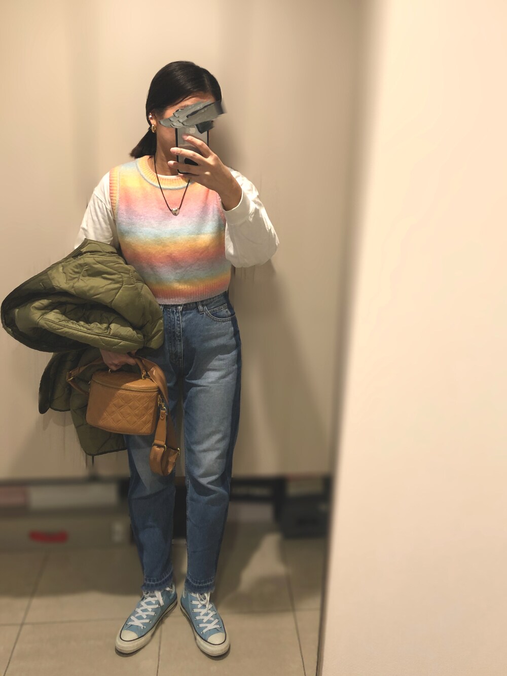 「大人カジュアル、ママコーデ、プチプラ、春コーデ、デニム、コンバース、ベスト、今日のコーデ」｜「FREAK'S STOREのAnnika Inez/アニカ イネズ Heart Necklace Small/ハートネックレススモール（ネックレス、シルバー系）」を使った、aaasukaaa21さん（レディース・160cm）の春コーディネートの1枚目の写真