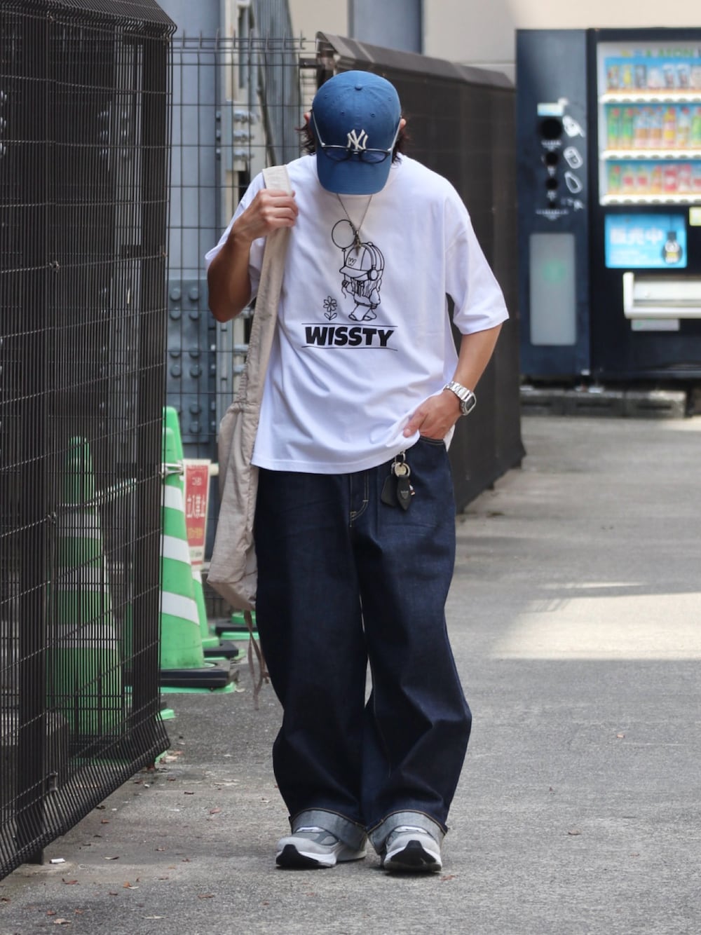 「夏コーデ、休日スタイル、デニム、白Tシャツ、Tシャツ、キャップ、ブルー、スニーカー、カジュアル、ストリート、wissty」｜「wisstyのwissty-ボーイ＆ガール・ロゴ-SSTEE（Tシャツ/カットソー、ホワイト系）」を使った、DAIGOさん（骨格ナチュラル・メンズ・166cm）の夏コーディネートの1枚目の写真