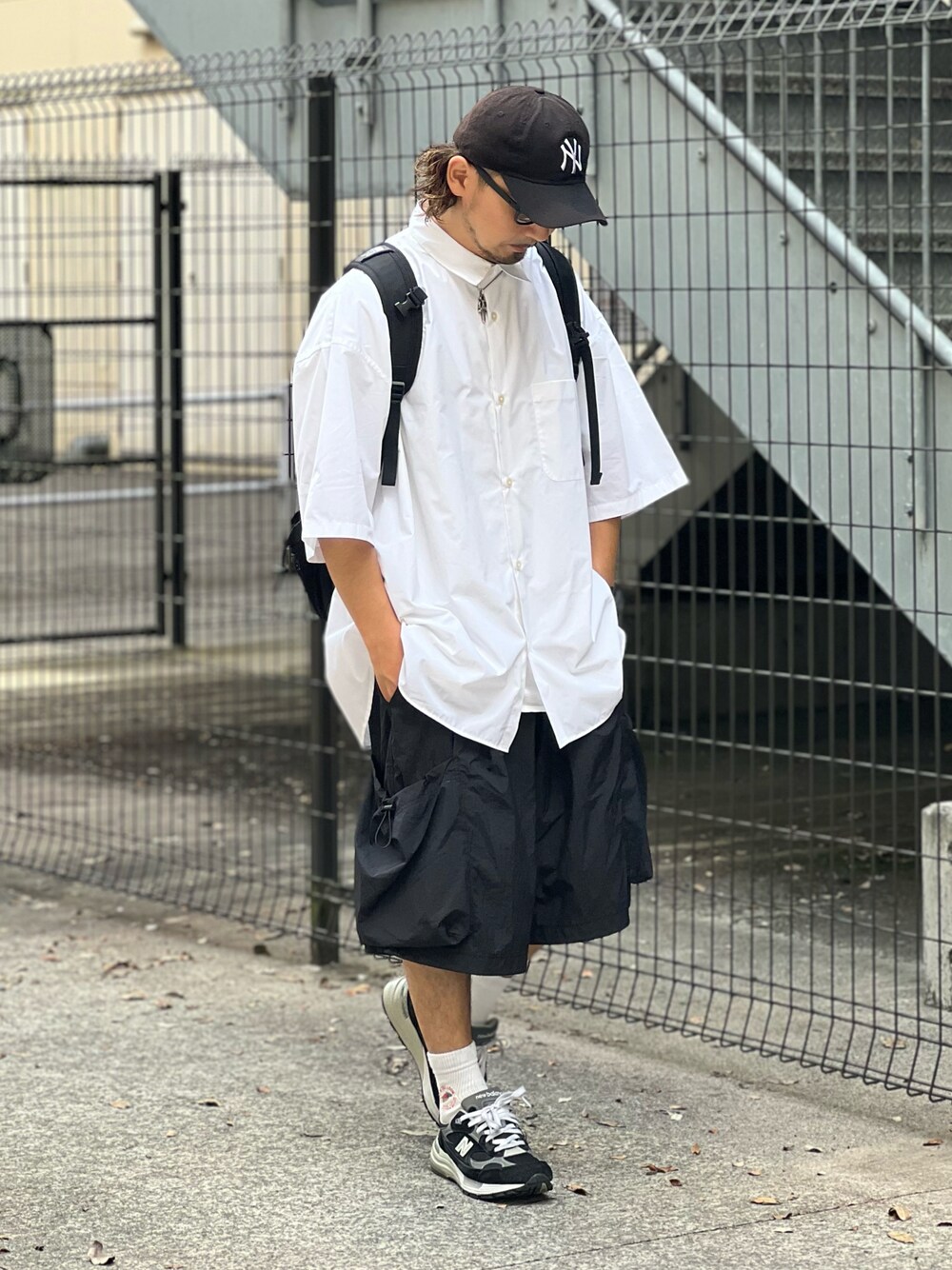 「夏コーデ、モノトーン、プチプラ、GU、ビッグシルエット、シンプルコーデ、シャツスタイル、ハーフパンツ、白シャツ、スニーカーコーデ、ストリート、キャップ、ニューバランス」｜「GUのアイテム（シャツ/ブラウス、ホワイト系）」を使った、DAIGOさん（メンズ・166cm）の夏コーディネートの1枚目の写真