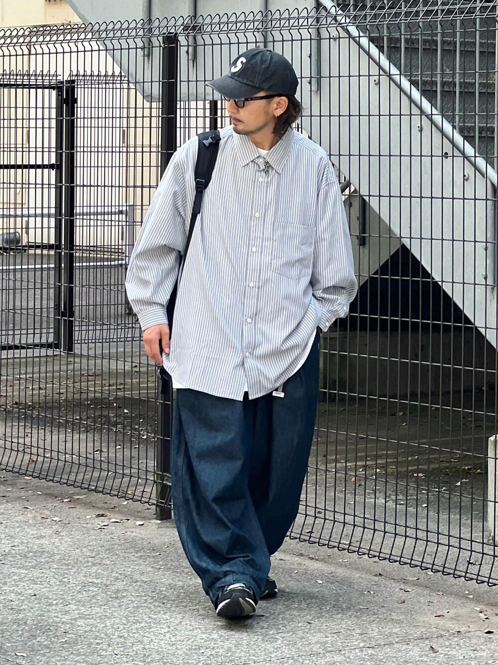 ブラック系のシャツ/ブラウス、ブルー系のデニムパンツ、ブラック系のスニーカーを着用したメンズの夏コーディネートの1枚目の写真
