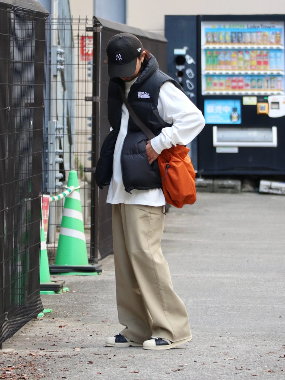 「PR、jeansfactory、秋っぽコーデ更新中、レイヤードスタイル、ストリート、大人カジュアル、チノパン、Dickies、ショルダーバッグ、ダウンベスト、スニーカー、キャップ」｜「Dickiesの[DICKIES/ディッキーズ] 別注 ヴィンテージワークパンツ（チノパンツ、グリーン系）」を使った、DAIGOさん（骨格ナチュラル・メンズ・166cm）の秋コーディネートの1枚目の写真