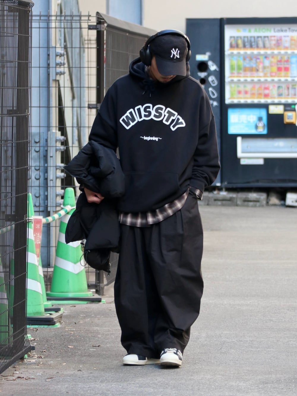「パーカー、スウェット、レイヤードスタイル、ビッグシルエット、ワイドパンツ、キャップ、スニーカー、チェック、wissty、ウィスティー」｜「wisstyのwissty-アーチロゴプルパーカー（スウェット、ブラック系）」を使った、DAIGOさん（骨格ナチュラル・メンズ・166cm）の冬コーディネートの1枚目の写真