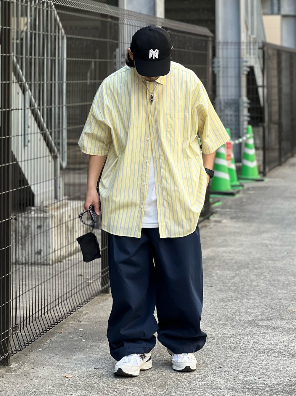 「夏コーデ、シャツスタイル、ストライプシャツ、キャップ、ビッグシルエット、ストリート、きれいめカジュアル、休日スタイル、シンプルコーデ、白スニーカー」｜「JACKROSEのJE・ブロードビックシャツ（シャツ/ブラウス、イエロー系）」を使った、DAIGOさん（骨格ナチュラル・メンズ・166cm）の春コーディネートの1枚目の写真