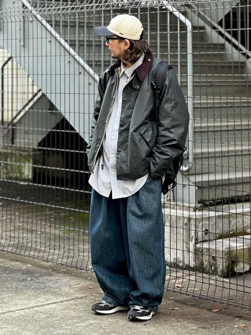 「秋冬コーデ、barbour、レイヤードスタイル、大人カジュアル、ワイドデニム、デニム、キャップ、スニーカー、ストリート、ビッグシルエット、古着MIX、冬コーデ、マイベストコーデ2022」｜「BarbourのBARBOUR OS TRANSPORT WAX JACKET（その他アウター、ブラック系）」を使った、DAIGOさん（骨格ナチュラル・メンズ・166cm）の秋コーディネートの1枚目の写真