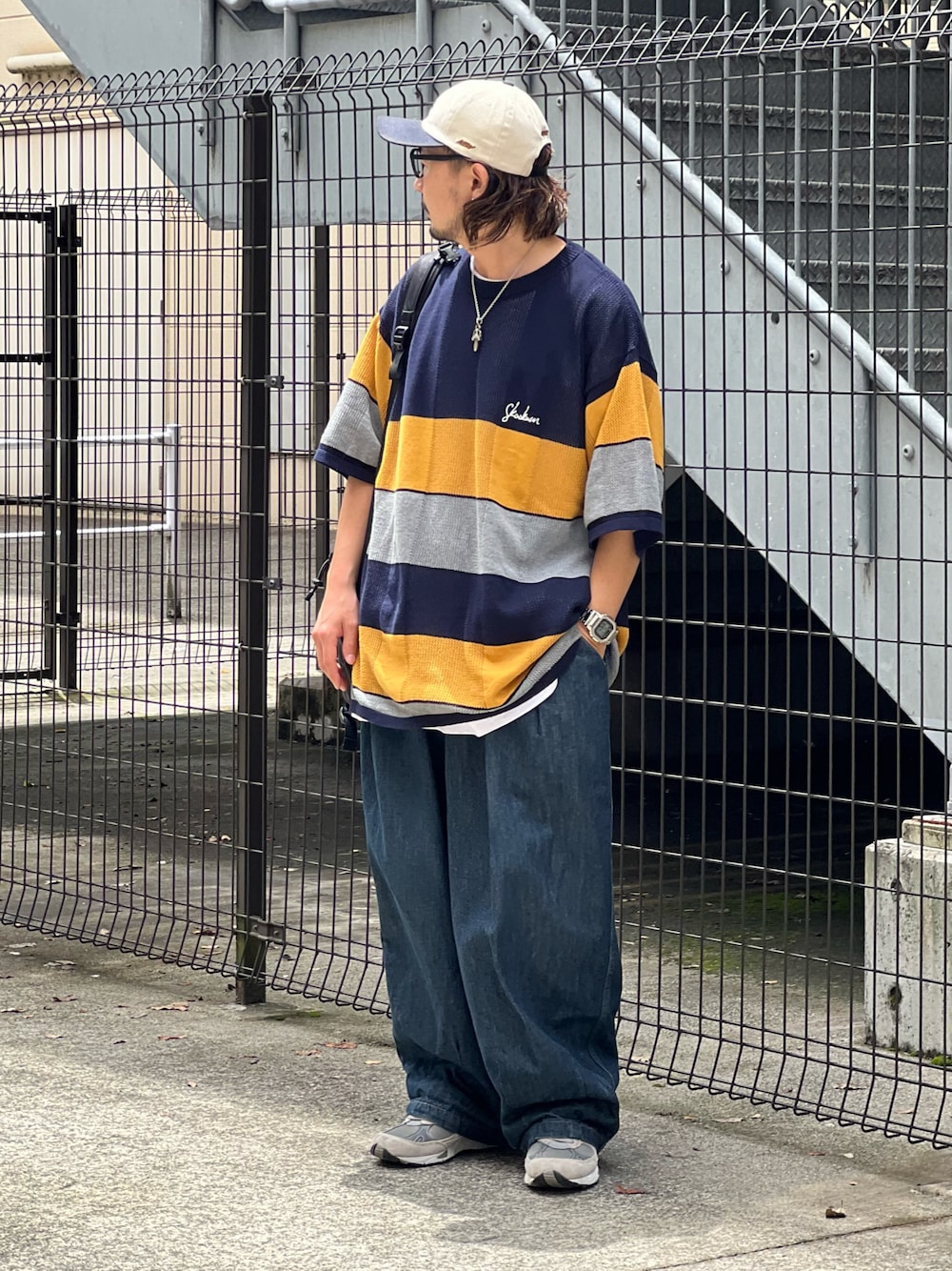 ブルー系のTシャツ/カットソー、ブルー系のデニムパンツ、グレー系のスニーカーを着用したメンズの夏コーディネートの1枚目の写真
