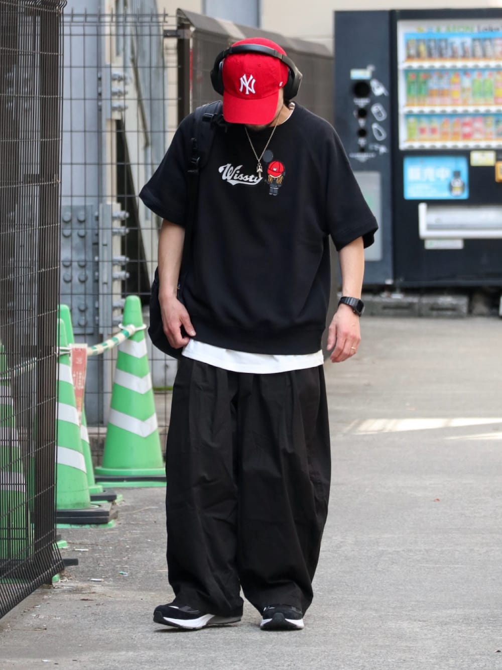 その他のTシャツ/カットソーを着用したメンズの春コーディネートの1枚目の写真