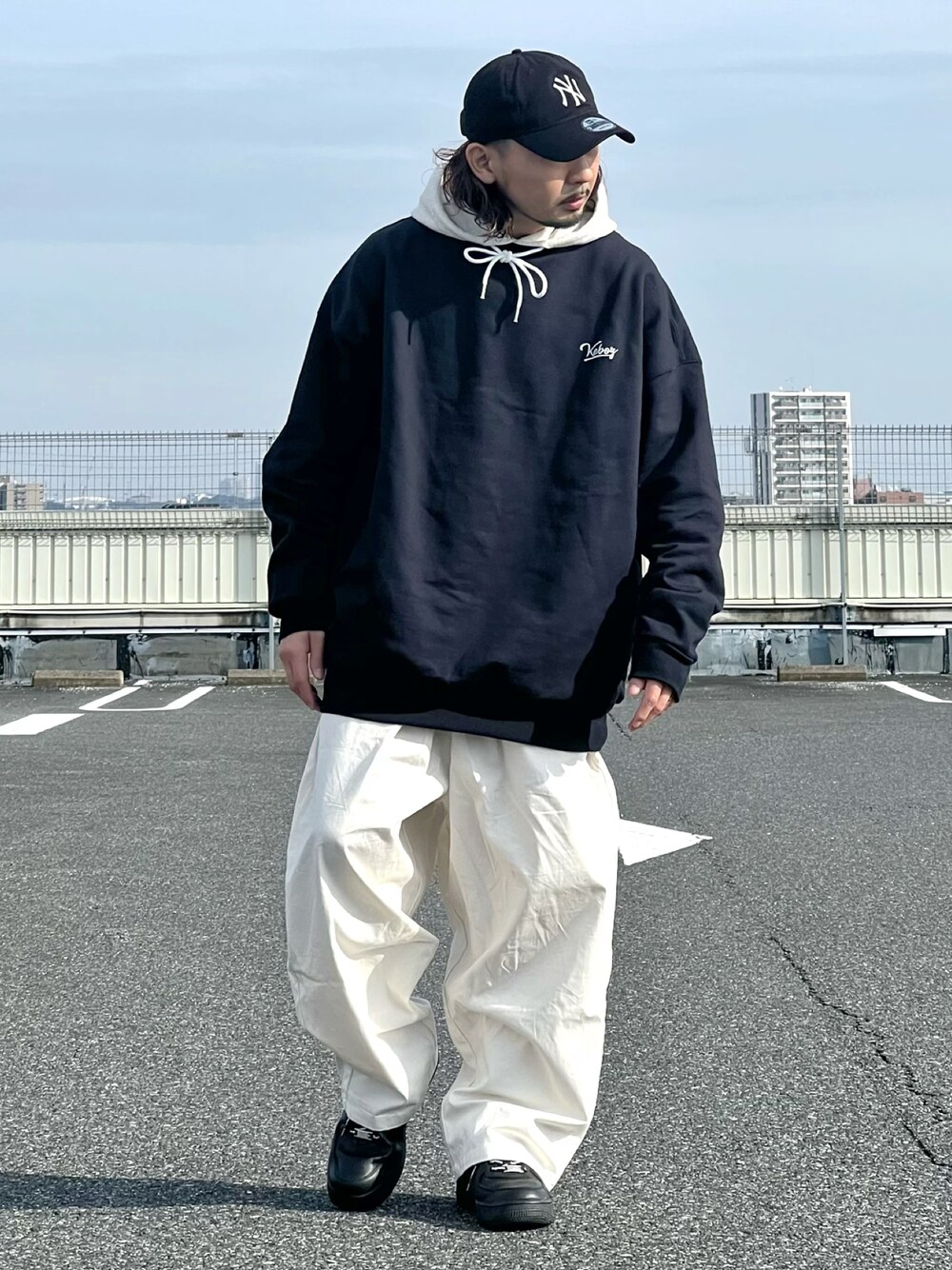 「レイヤードスタイル、ストリート、ストリートコーデ、ビッグシルエット、ワイドパンツ、パーカー、ゆるコーデ、休日スタイル、マイベストコーデ2021、ホワイトコーデ、モノトーン、keboz、Paragraph、シンプルコーデ、ロゴスウェット」｜「KEBOZのアイテム（スウェット、ブラック系）」を使った、DAIGOさん（メンズ・166cm）の冬コーディネートの1枚目の写真