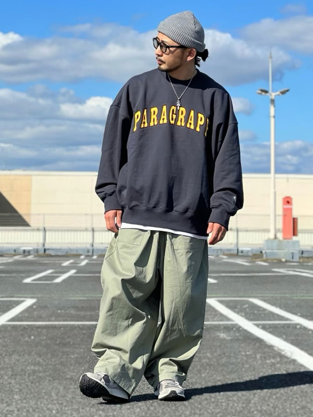 ブラック系のスウェット、グリーン系のその他パンツ、グレー系のスニーカーを着用したメンズの秋コーディネートの1枚目の写真