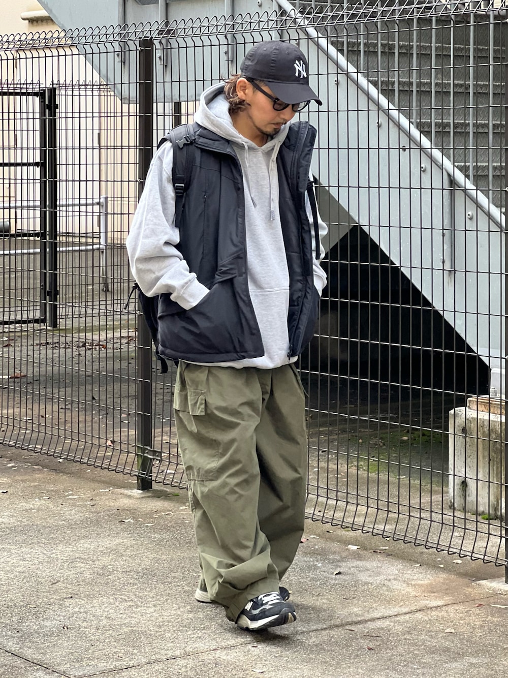 「秋ルック紹介するよ、ベスト、カーゴパンツ、ワイドカジュアル、キャップ、ゆるコーデ、ストリート、パーカー、レイヤードスタイル、厚底シューズ、スニーカー、ダウンベスト」｜「JACKROSEのJE-ボリューム.ベスト（ダウンベスト、ブラック系）」を使った、DAIGOさん（骨格ナチュラル・メンズ・166cm）の秋コーディネートの1枚目の写真