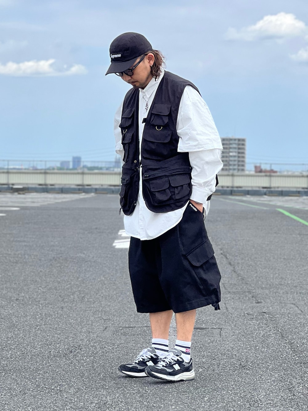 ブラック系のベスト、ホワイト系のシャツ/ブラウス、ブラック系のその他パンツを着用したメンズの春コーディネートの1枚目の写真