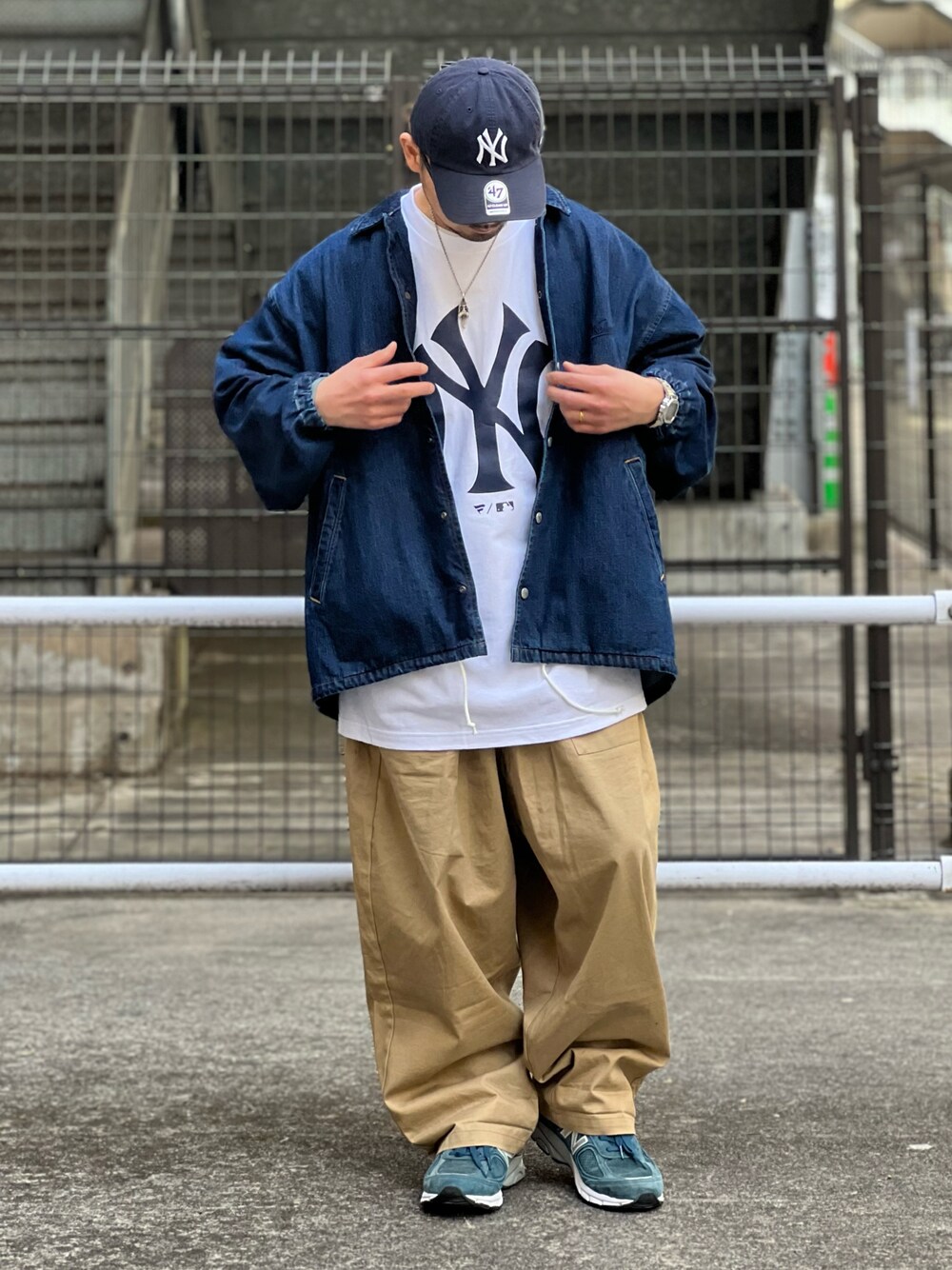 ブルー系のジャケット/アウター、ホワイト系のTシャツ/カットソー、ブルー系のスニーカーを着用したメンズの春コーディネートの1枚目の写真