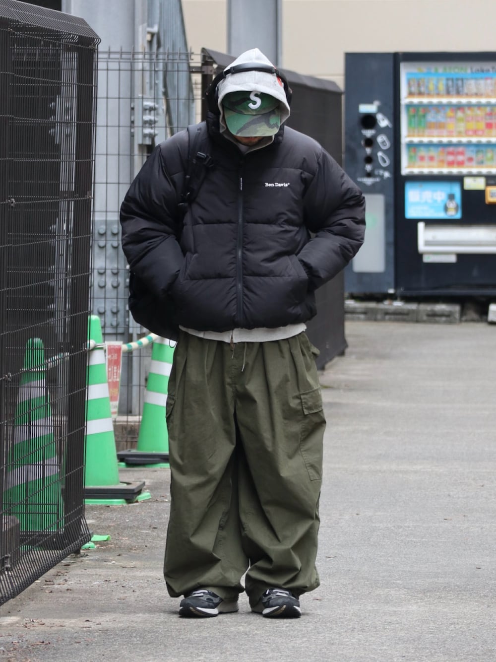 ブラック系のダウンジャケット/コートを着用したメンズの秋コーディネートの1枚目の写真