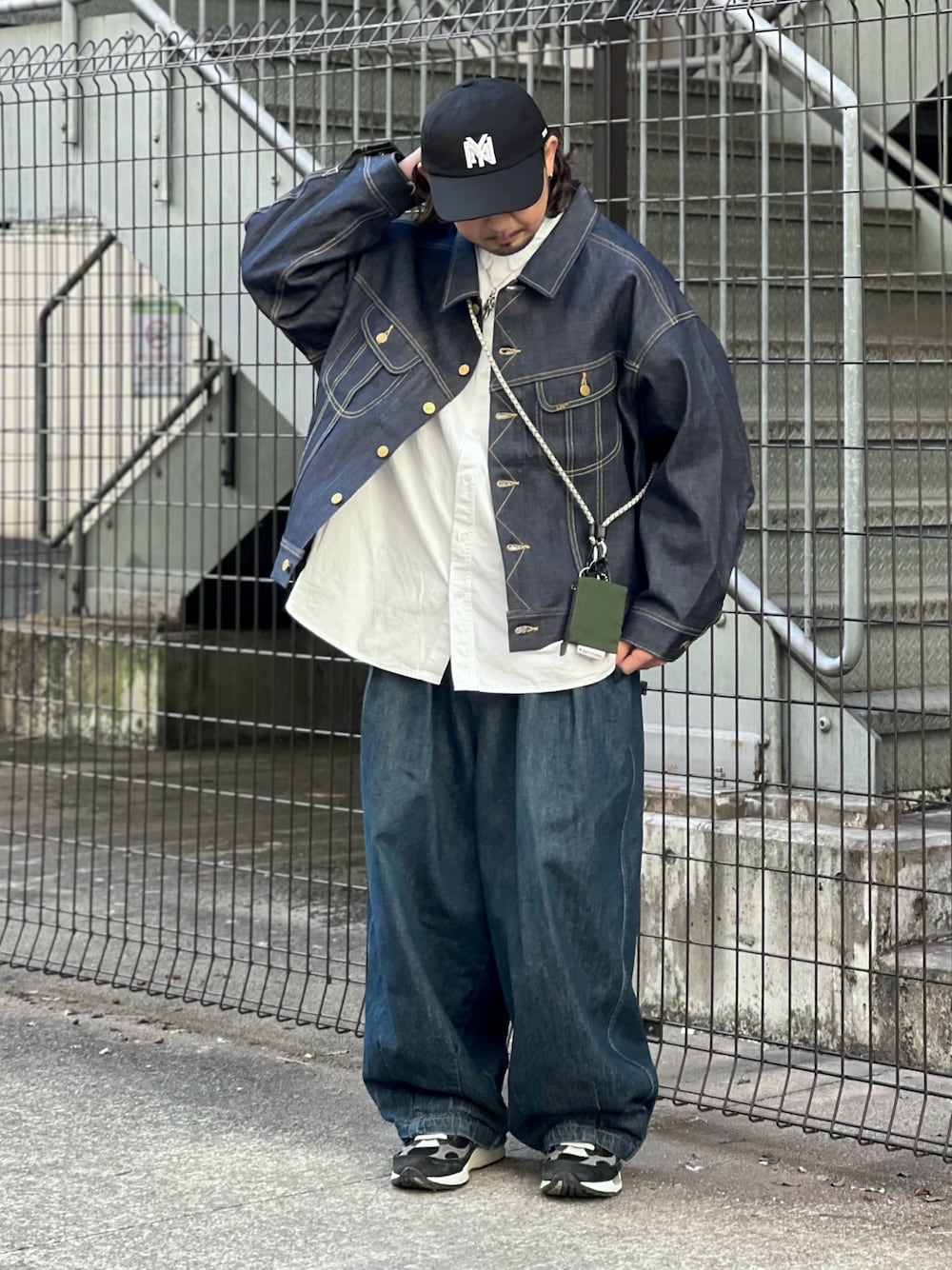 「春コーデ、ビッグシルエット、大人カジュアル、きれいめカジュアル、ワイドパンツ、デニム、レイヤードスタイル、スニーカー、休日スタイル、デニムオンデニム、シンプルコーデ、キャップ」｜「LeeのLee SUPERSIZED RIDER JACKET/スーパーサイズド ライダージャケット（デニムジャケット、ブルー系）」を使った、DAIGOさん（骨格ナチュラル・メンズ・166cm）の冬コーディネートの1枚目の写真