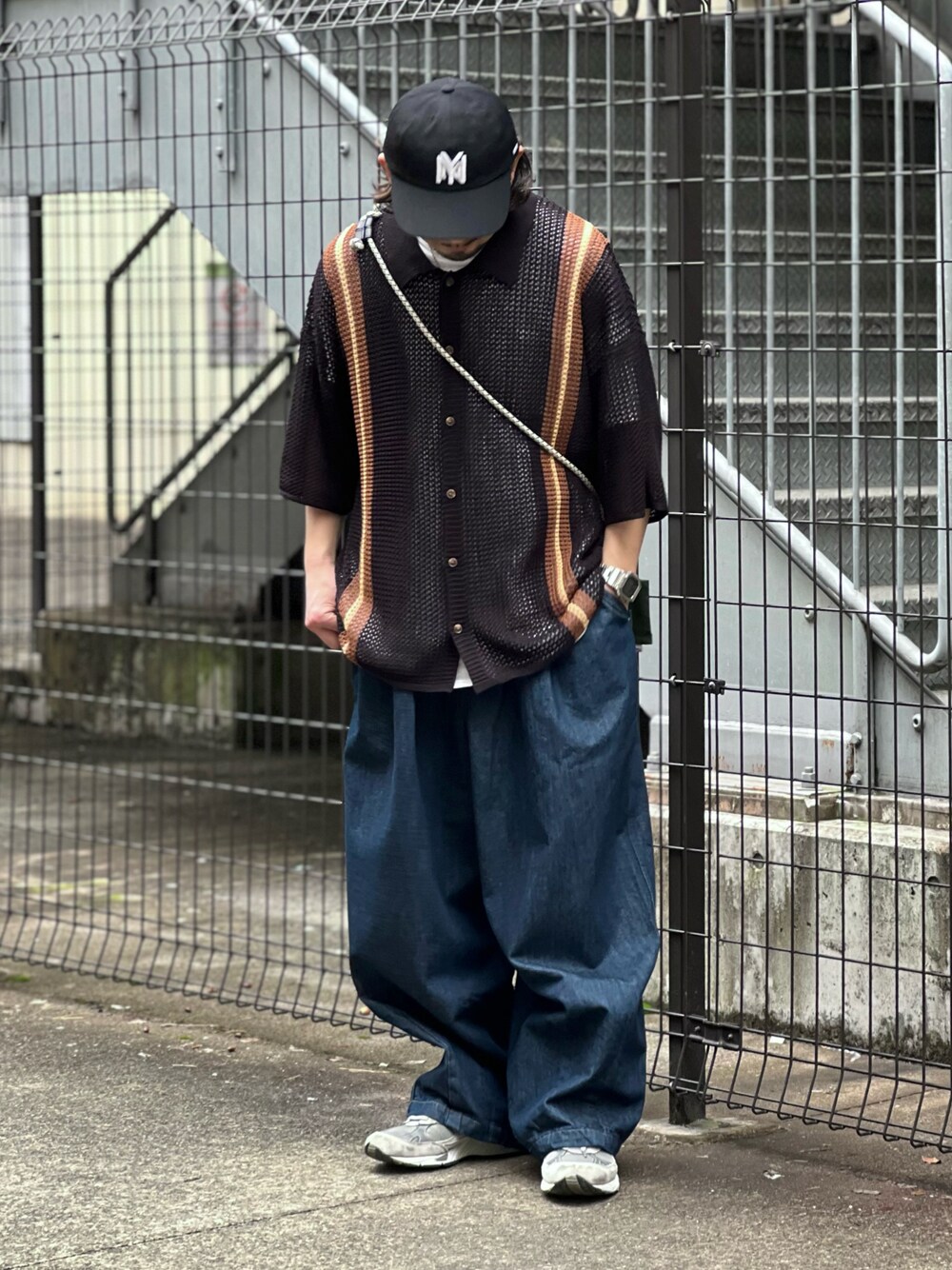 ブラック系のカーディガン/ボレロ、ブルー系のデニムパンツを着用したメンズの春コーディネートの1枚目の写真