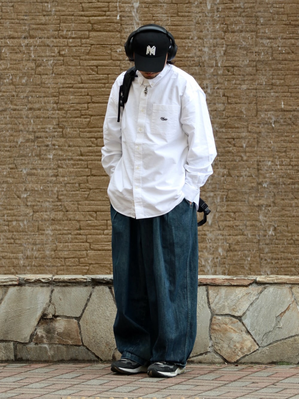 ブルー系のデニムパンツ、ホワイト系のシャツ/ブラウスを着用したメンズの春コーディネートの1枚目の写真