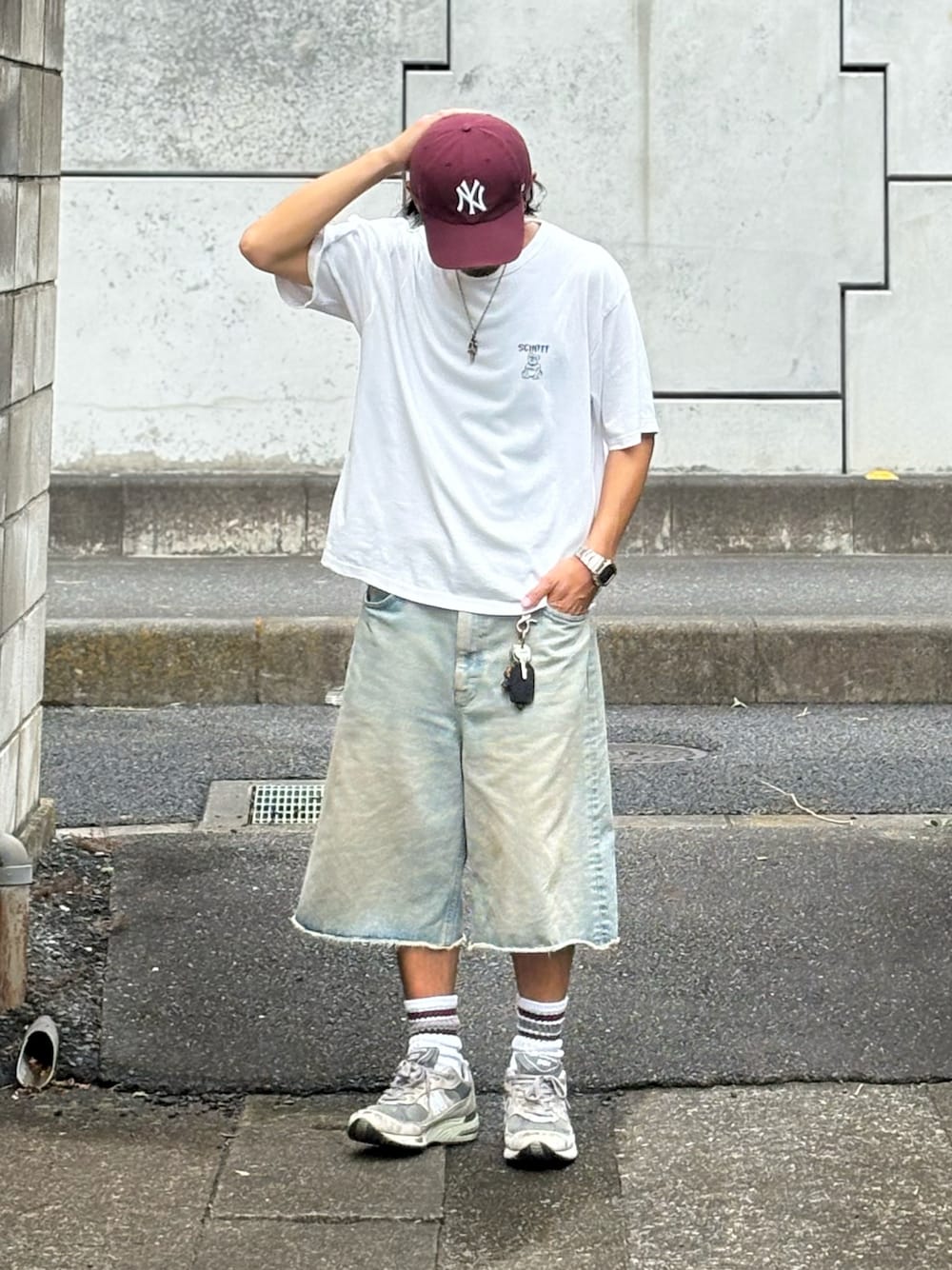 「夏ルックで気分アップ、ハーフパンツ、キャップ、ストリート、古着MIX、白Tシャツ、Tシャツ、スニーカー、夏コーデ、デニム、デニムハーフパンツ、シンプル、ロゴT、ジョーツ」｜「LeeのLEE-RIDER WIDE SHORTS（デニムパンツ、ブルー系）」を使った、DAIGOさん（骨格ナチュラル・メンズ・166cm）の夏コーディネートの1枚目の写真