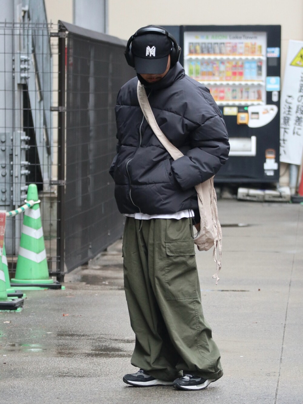 ブラック系のダウンジャケット/コート、グリーン系のその他パンツを着用したメンズの冬コーディネートの1枚目の写真