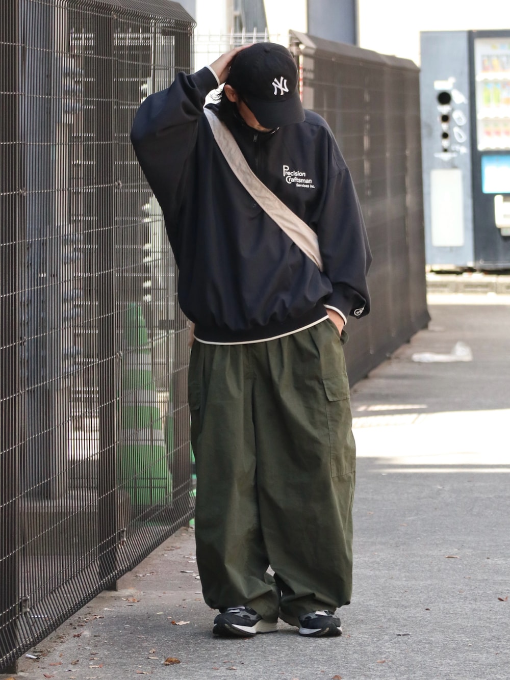 「PR、秋コーデ、カーゴパンツ、スニーカー、ハーフジップ、シンプルコーデ、ストリート、古着MIX、ワイドパンツ、ショルダーバッグ、ビッグシルエット、classicalelf、java」｜「Javaの《JAVAジャバ 別注》カジュアル×スポーティ。リブラインロゴ刺繍ハーフジップPO（スウェット、ブラック系）」を使った、DAIGOさん（骨格ナチュラル・メンズ・166cm）の秋コーディネートの1枚目の写真
