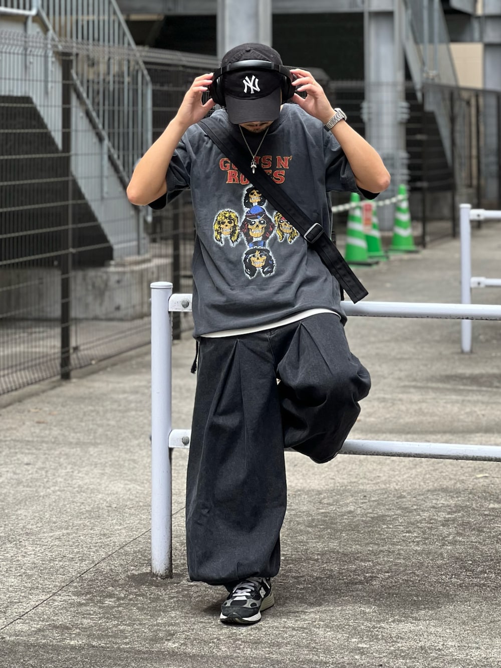 「ストリート、古着MIX、Tシャツ、キャップ、ショルダーバッグ、レイヤードスタイル、デニム、ブラックデニム、ビッグシルエット、休日スタイル、韓国ファッション、スニーカー、厚底シューズ、夏コーデ」｜「Right-onのヴィンテージ加工バンドＴ（Tシャツ/カットソー、ブラック系）」を使った、DAIGOさん（骨格ナチュラル・メンズ・166cm）の春コーディネートの1枚目の写真