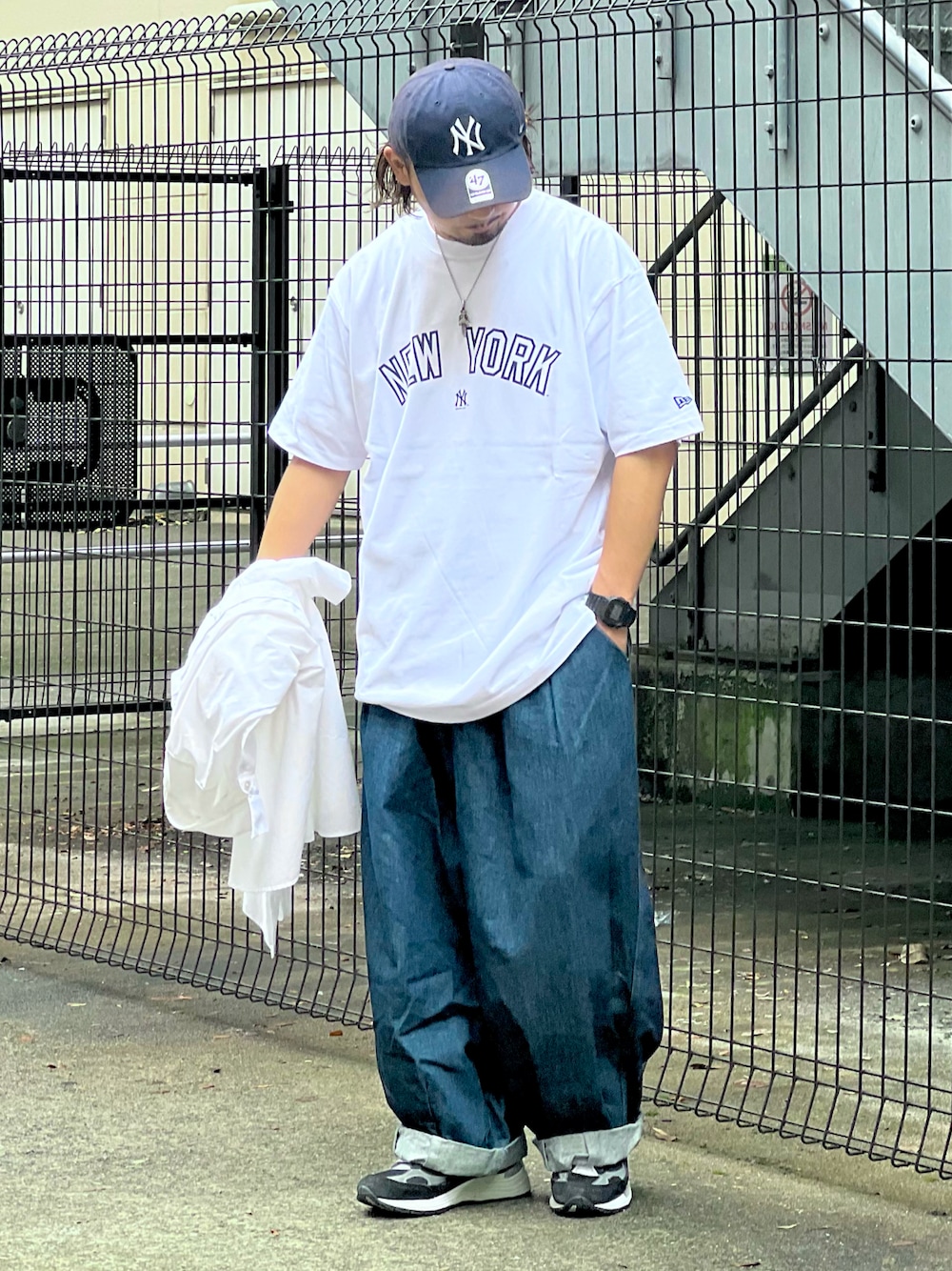 ホワイト系のTシャツ/カットソー、ブルー系のデニムパンツを着用したメンズの夏コーディネートの1枚目の写真