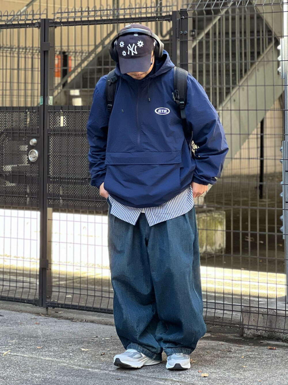 「春アウター、春コーデ、ビッグシルエット、アノラックパーカー、キャップ、デニム、レイヤードスタイル、ストリート、スニーカー、韓国ファッション」｜「CHOOSEのアイテム（マウンテンパーカー、ブルー系）」を使った、DAIGOさん（骨格ナチュラル・メンズ・166cm）の春コーディネートの1枚目の写真