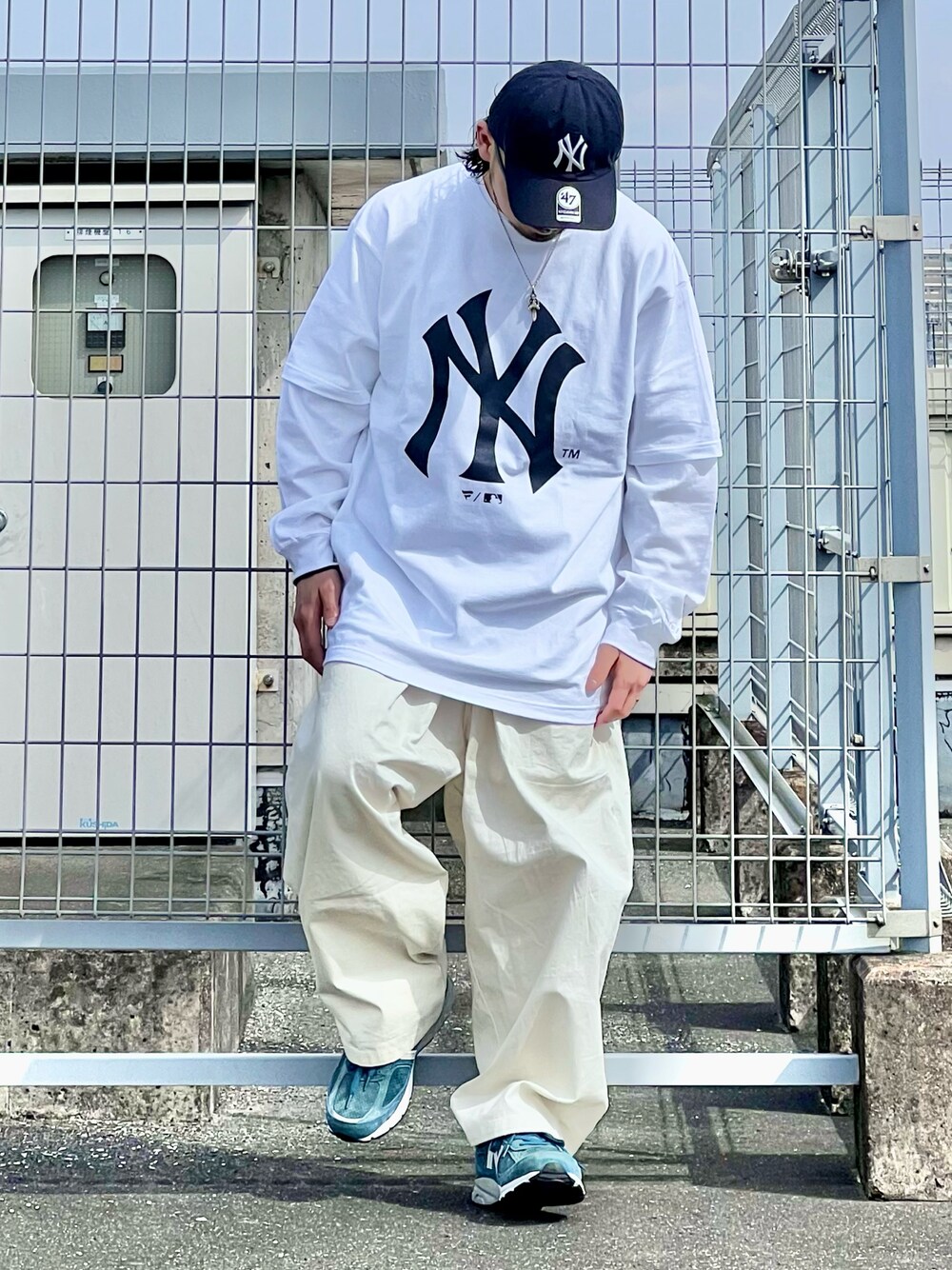 ホワイト系のTシャツ/カットソー、ホワイト系のその他パンツ、ブルー系のスニーカーを着用したメンズの春コーディネートの1枚目の写真