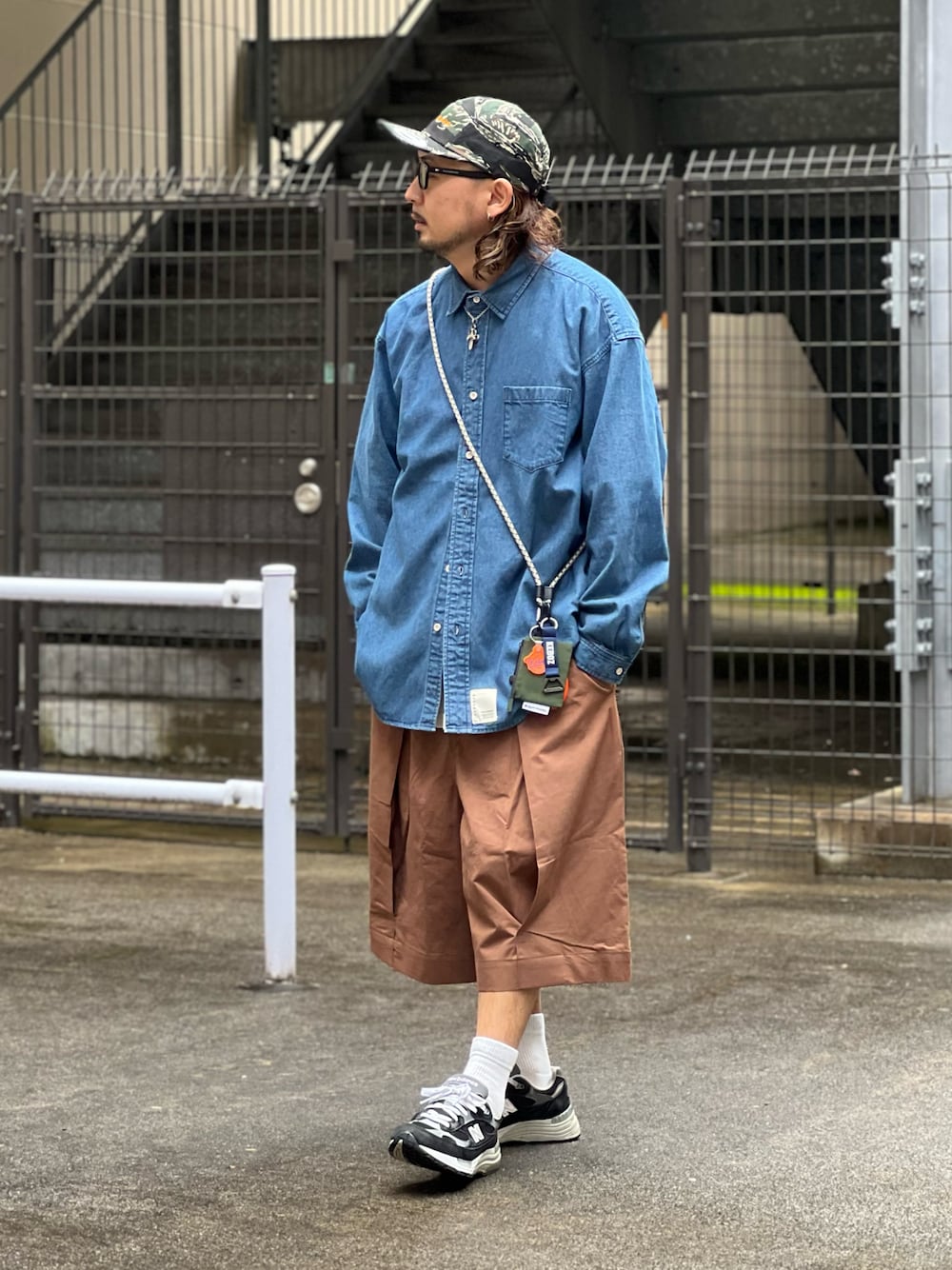 ブラック系のスニーカー、ベージュ系のパンツ、ホワイト系のソックス/靴下を着用したメンズの夏コーディネートの1枚目の写真