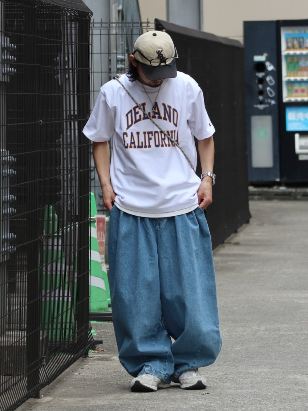 ホワイト系のTシャツ/カットソーを着用したメンズの春コーディネートの1枚目の写真