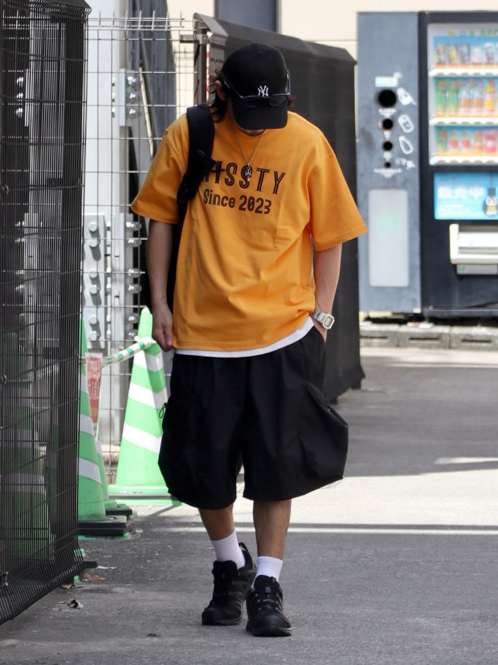「大人カジュアル、ストリート、ロゴT、Tシャツ、イエロー、シンプルコーデ、スポーツミックス、ハーフパンツ、キャップ、スニーカー、レイヤードスタイル、夏コーデ、wissty、低身長」｜「wisstyのwissty-フロッキープリントTEE（Tシャツ/カットソー、イエロー系）」を使った、DAIGOさん（骨格ナチュラル・メンズ・166cm）の春コーディネートの1枚目の写真