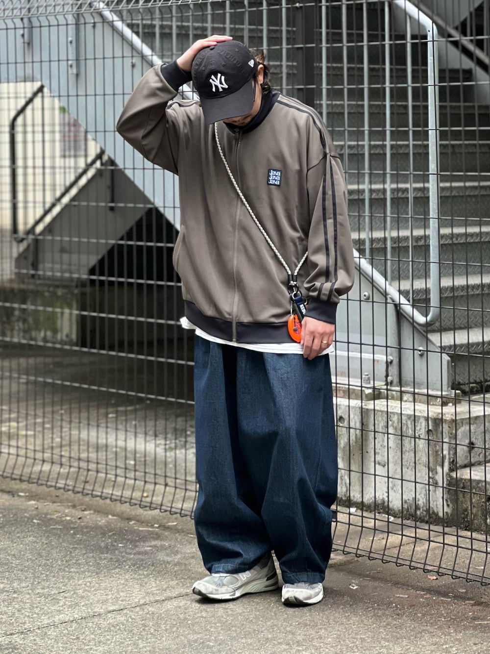 「春服デビュー宣言、トラックジャケット、キャップ、古着MIX、ストリート、スニーカー、シンプルコーデ、春アウター、プチプラ、classicalelf、java、PR」｜「Javaの《JaVaジャバ コラボ》レトロ感増す。ジャージ素材ダブルライントラックジャケット（ブルゾン、グリーン系）」を使った、DAIGOさん（骨格ナチュラル・メンズ・166cm）の春コーディネートの1枚目の写真