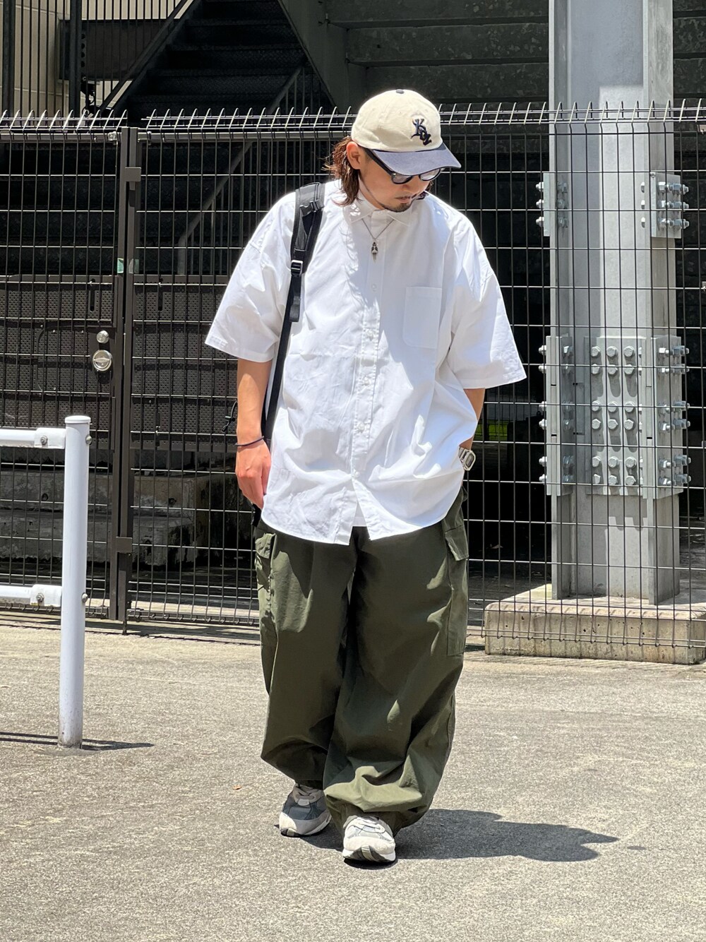 ホワイト系のシャツ/ブラウス、グリーン系のその他パンツ、グレー系のスニーカーを着用したメンズの夏コーディネートの1枚目の写真