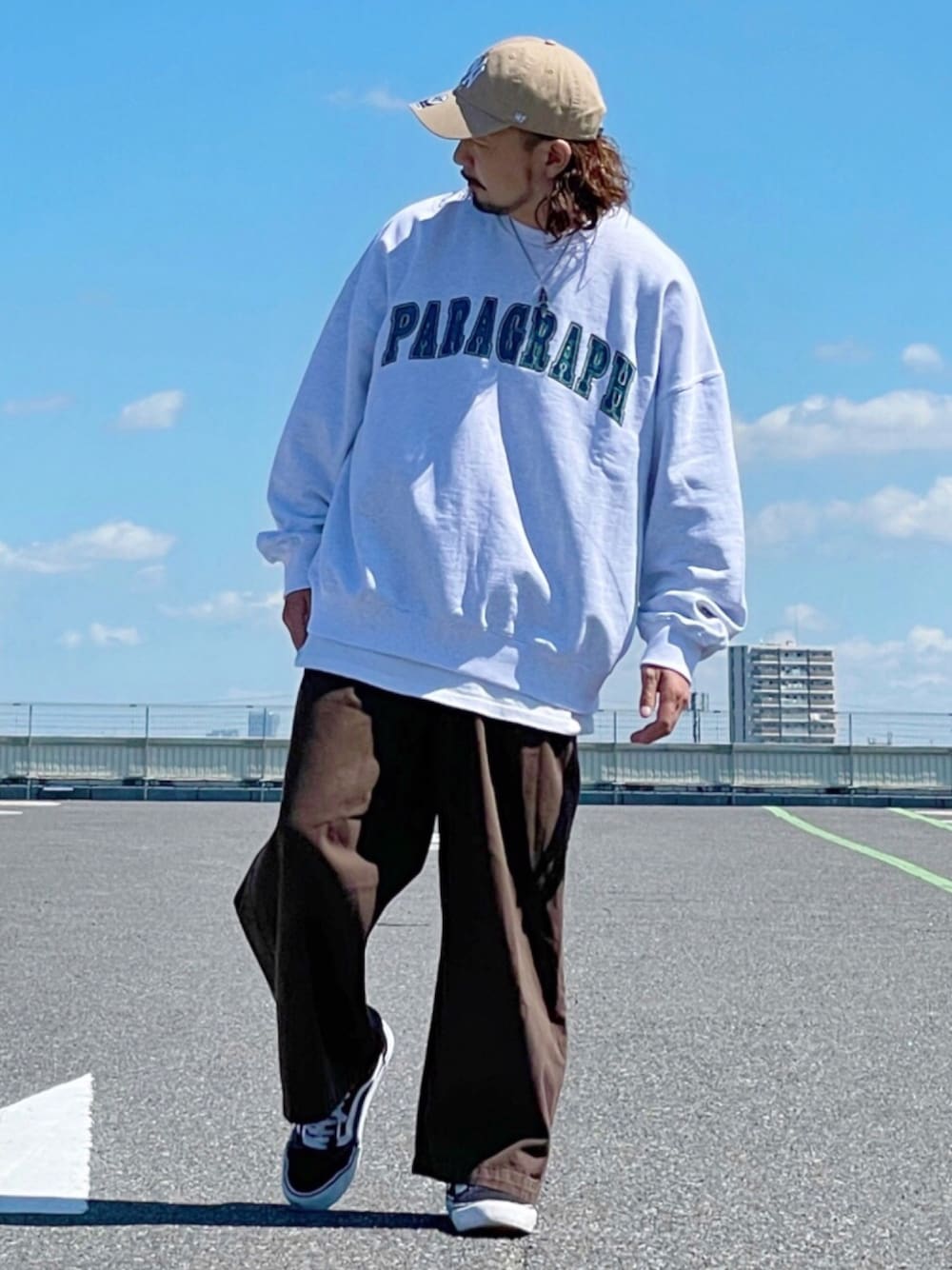 ホワイト系のスウェット、ブラウン系のその他パンツ、ブラック系のスニーカーを着用したメンズの秋コーディネートの1枚目の写真